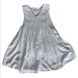 Cute white flows GAP blouse